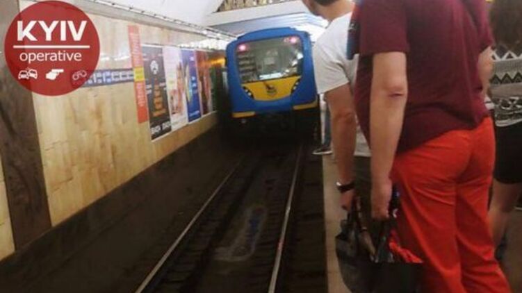 В метро в Киеве под поезд упал человек. Фото: Киев Оперативный