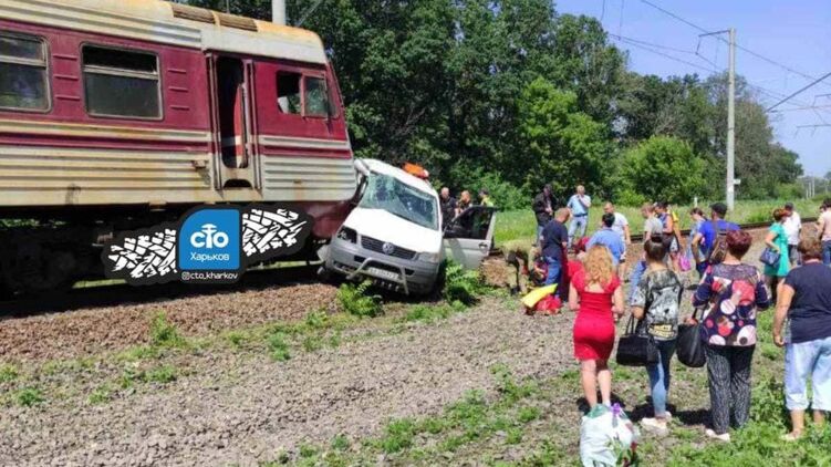 Поезд въехал в автомобиль. Фото: Телеграм