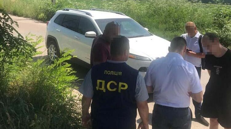 Первый транш взятки коммунальщик получил еще весной. Фото: Нацполиция/Facebook