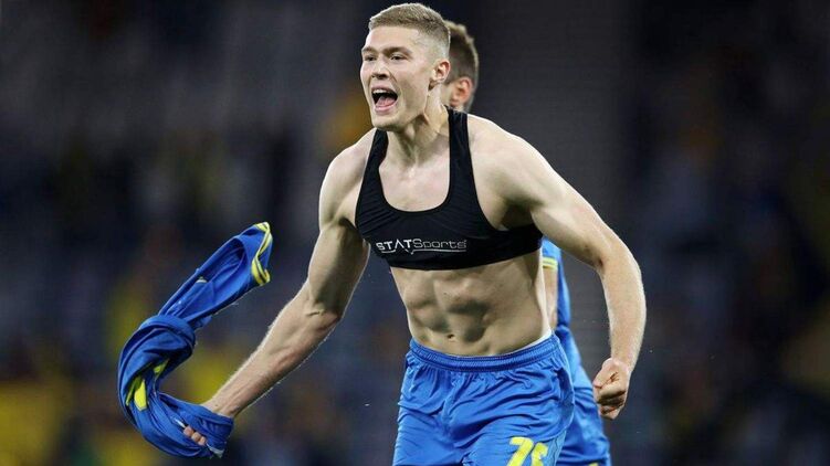 Довбик носил фитнес-трекер под футболкой. Фото: sport.24tv.ua