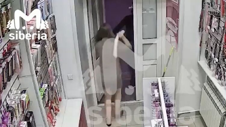 Бесстрашная девушка самостоятельно выгнала грабителя. Кадр с видео