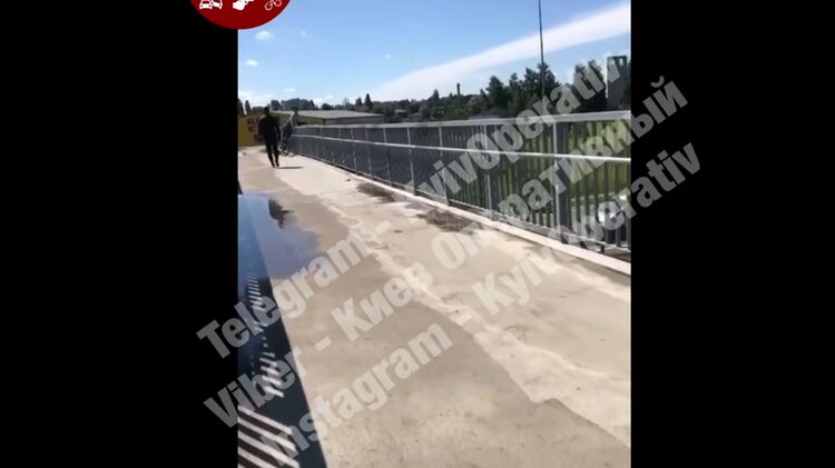 Девушка хотела покончить с собой, но ее удалось спасти. Скриншот из видео
