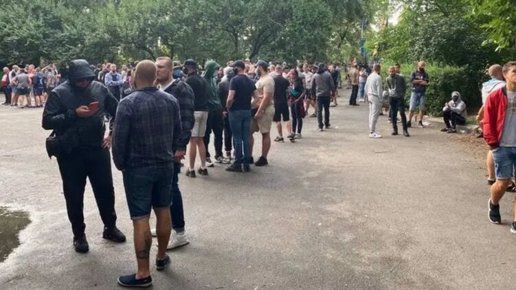 Националисты, которые под судом собирались ждать решения в отношении всех задержанных. Фото: "Страна"