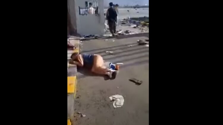 В аэропорту Кабула погибли люди. Скриншот из видео