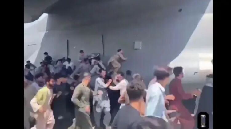 Местные жители пытаются покинуть Афганистан любыми способами. Скриншот с видео