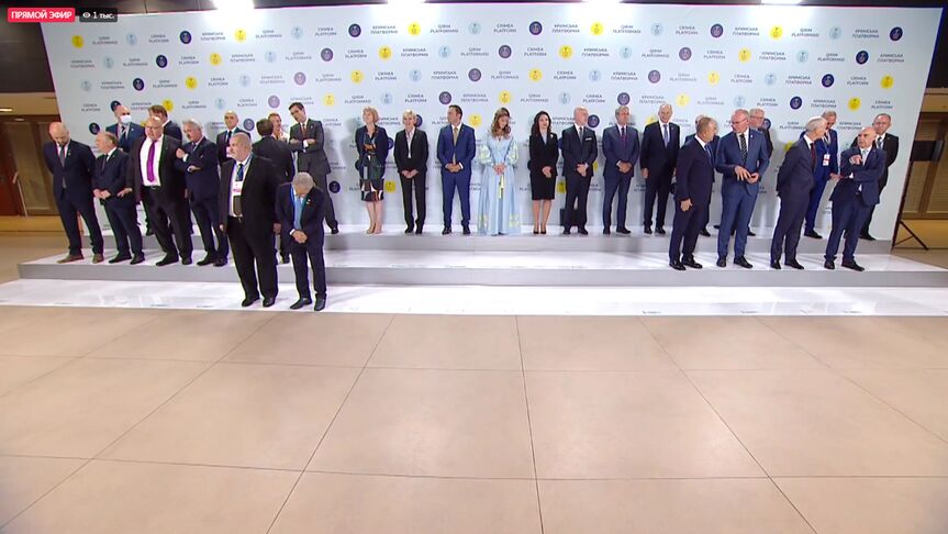 Инаугурационный саммит "Крымской платформы" начался с фотографирования участников