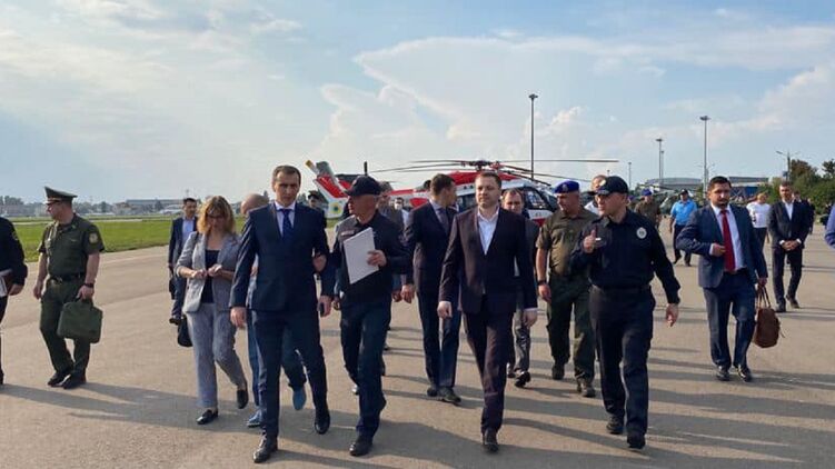 Ляшко и Монастырский осмотрели парк вертолетов, фото: facebook.com/viktor.liashko