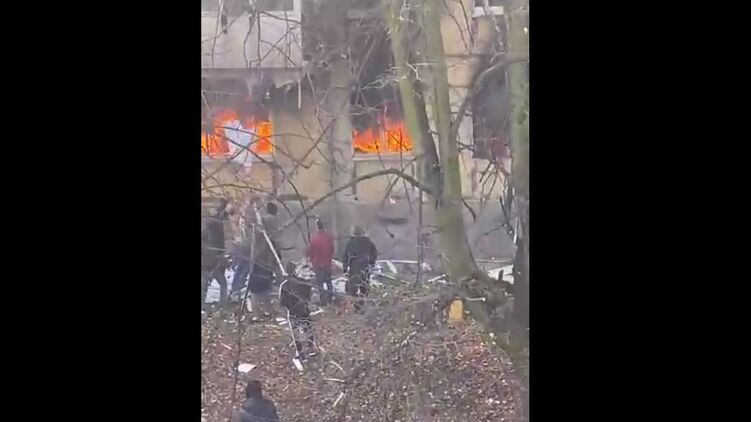 Люди выпрыгивали из окна, чтобы спастись от огня. Видео