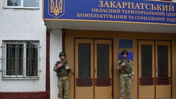 Призывника привели в военкомат, потому что он не хотел служить. Фото: Facebook/zkovk