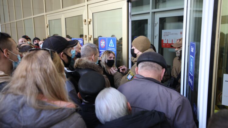 В Киеве в центре вакцинации образовалась очередь. Фото: РБК-Украина