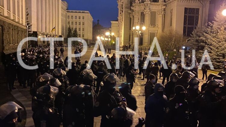 Участники марша пришли к Офису президента. Фото: "Страна"