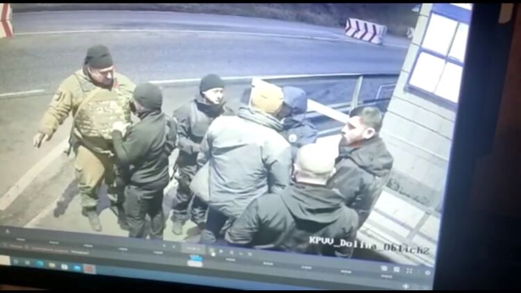 Замминистра МВД Гогилашвили устроил "разборки" с полицейскими на блокпосту. Фото: скриншот из видео