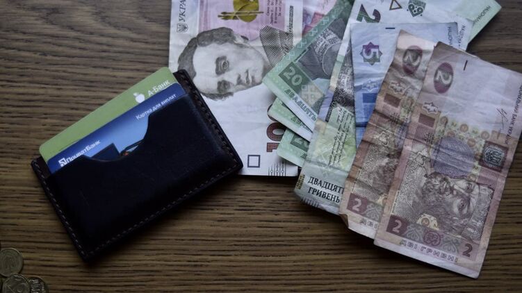 Минимальная зарплата в Украине составляет 6500 грн. Фото "Страны"