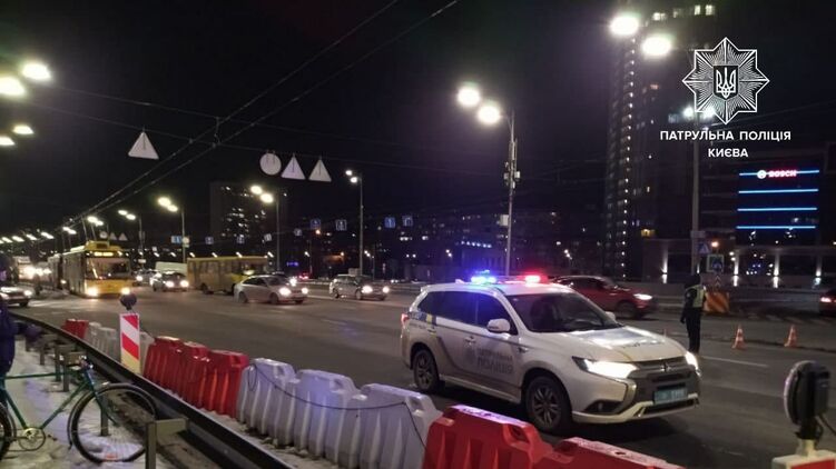 В Киеве перекрыли мост Патона в обе стороны. Фото: t.me/kyivpatrol