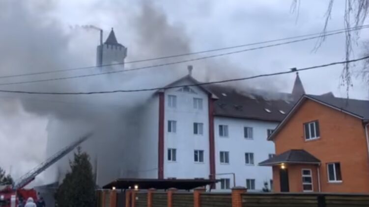 Пожар вспыхнул на мансардном этаже. Скриншот с видео