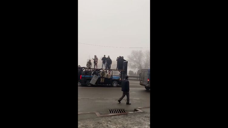 Протестующим удалось захватить полицейскую машину. Скриншот из видео