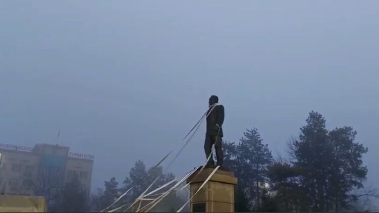 В Казахстане протестующие валят памятник Назарбаеву. Скриншот видео