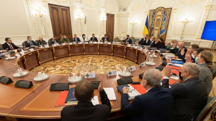 Сегодня вечером президент Украины созывает собрание СНБО. Фото: twitter.com/rnbo_gov_ua