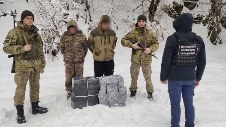 Пограничники задержали двух контрабандистов, которые несли в Румынию пакеты с сигаретами. Фото: пресс-центр Госпогранслужбы