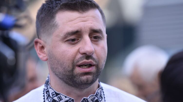 Давид Арахамия объявил о планах "слуг" исключить двух нардепов из фракции. Фото: "Страна"