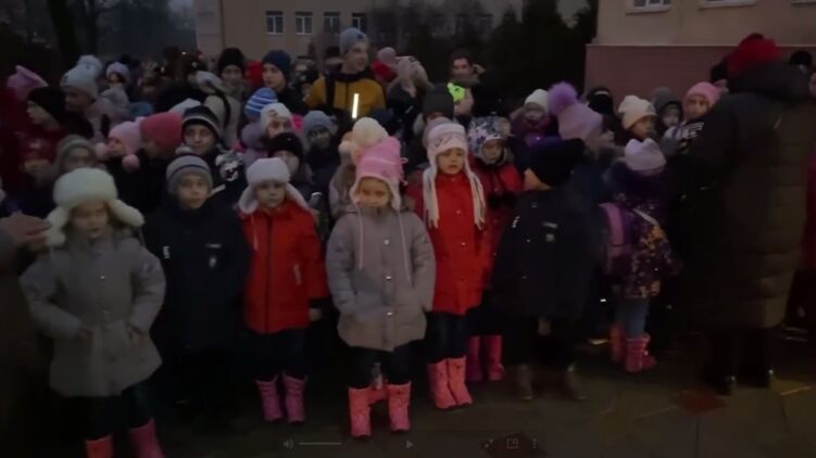 Из "ДНР" вывозят детей школы-интерната. Кадр из видео