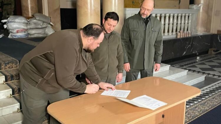 Президент подписал заявку на членство Украины в ЕС