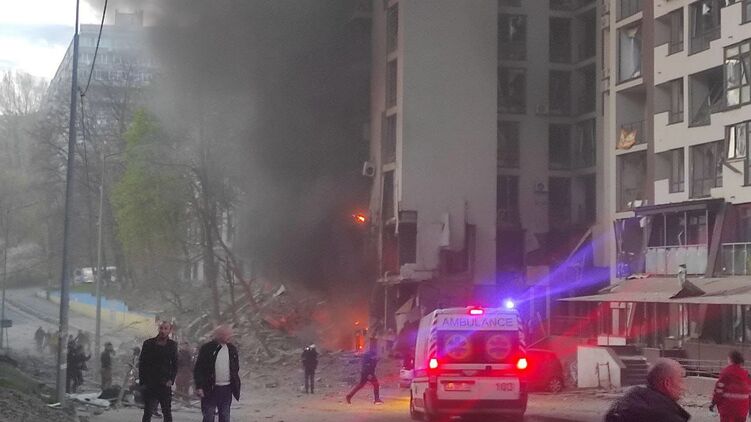 Всего пострадали 10 человек, четыре человека попали в больницу. Фото: ГСЧС