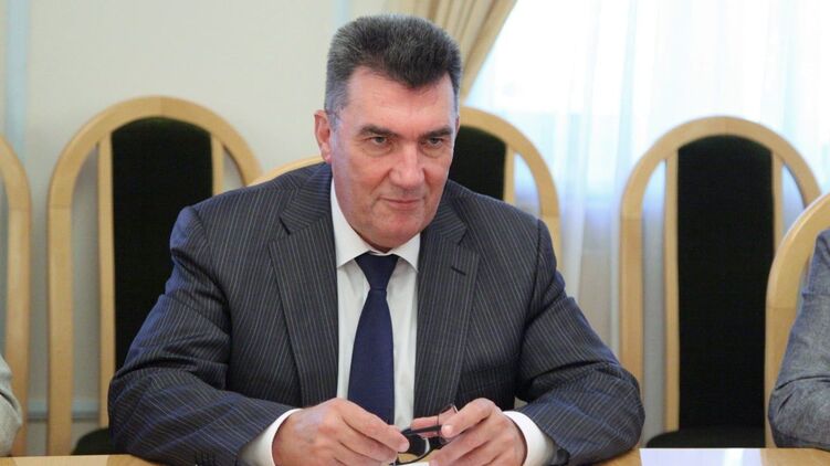 Данилов раскритиковал Подоляка за его высказывание о количестве оружия, необходимого Украине. Фото: umoloda.kyiv.ua
