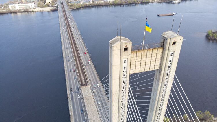 По мосту разрешено будет ездить только спецтранспорту. Фото: t.me/KyivCityOfficial