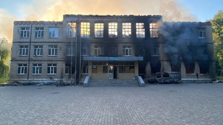 Это уже третья школа, которая попала под обстрел в городе. Фото: t.me/pavlokyrylenko_donoda