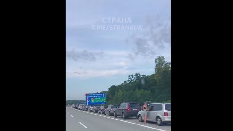Очередь растянулась на 15 км. Скриншот с видео
