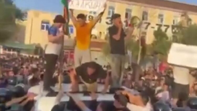 Тысячи людей выходили на акцию протеста