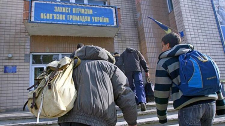 Выезд за пределы места жительства хотят позволить только после посещения военкоматов. Фото: eadaily