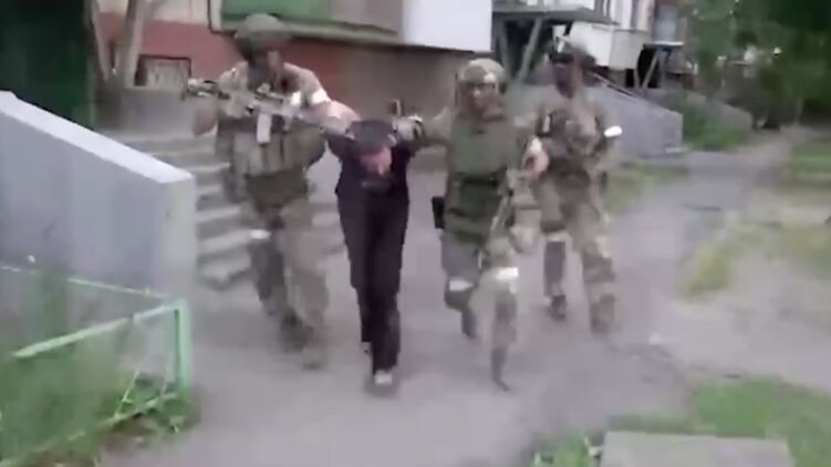Задержанных мужчин обвинили во взрыве автомобиля "начальника УСИН" Соболева 18 июня. Скриншот из видео