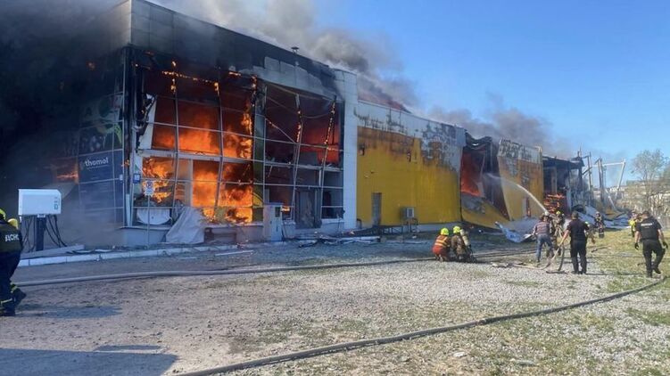 После уничтожения ракетой ТРЦ в Кременчуге бизнес могут обязать закрываться на время воздушной тревоги