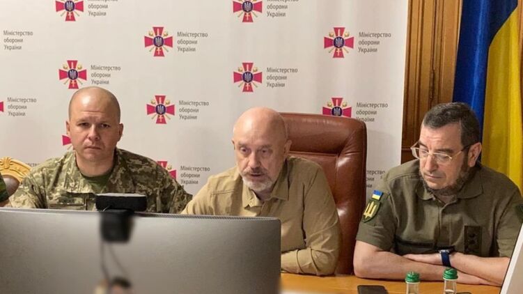 Резников участвовал во встрече вместе с замом главкома ВСУ Евгением Мойсюком и замом начальника ГУР МО Вадимом Скибицким. Фото: facebook.com/reznikovoleksii