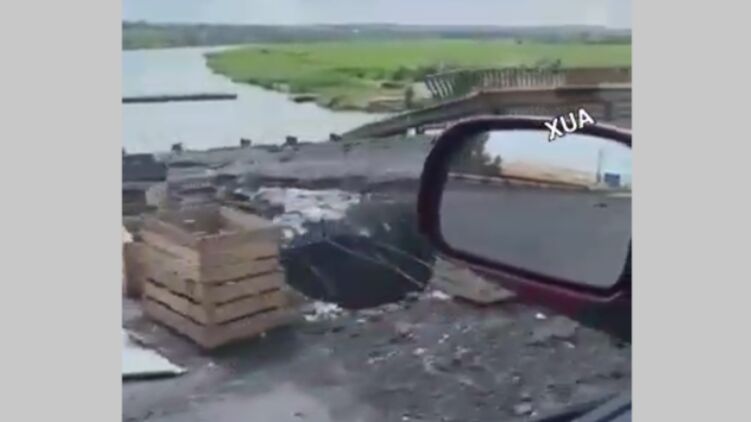Россияне строят понтонную переправу через Ингулец. Скриншот видео