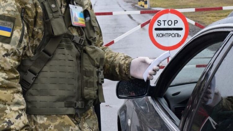 Выехать за границу мужчинам можно только при наличии всех разрешительных документов. Фото: Facebook