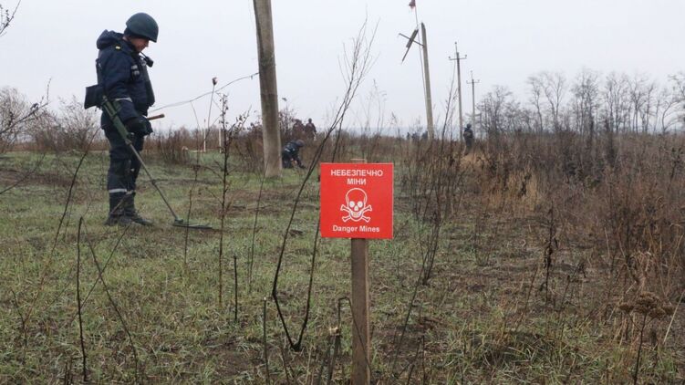 Украине потребуется десятилетие на полное разминирование, так что лучше быть в курсе опасных территорий. Фото: ГосЧС