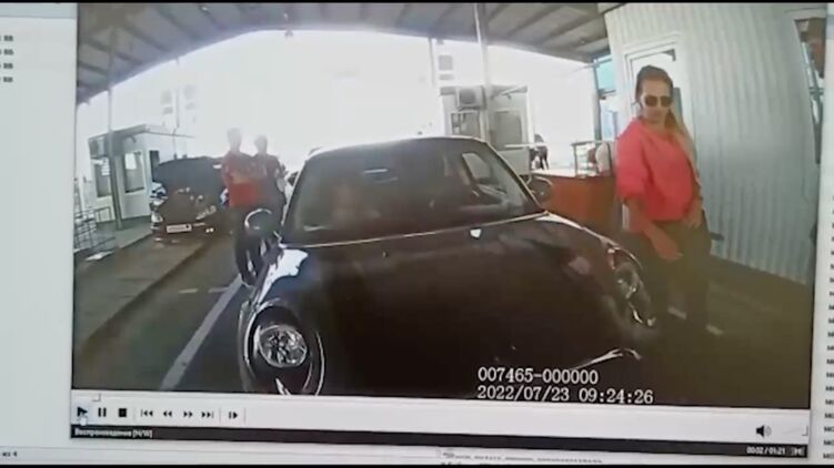 ФСБ опубликовала несколько видео с девушкой, которую они называют Натальей Вовк и обвиняют в убийстве. Скриншот из видео