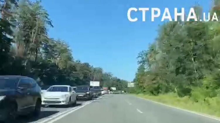 Большая пробка образовалась на дороге. Скриншот из видео