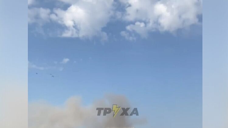 После прилета над городом поднимается дым. Скриншот из видео