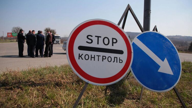 Выезд мужчинам за границу в командировки пока не разрешен. Фото: открытые источники