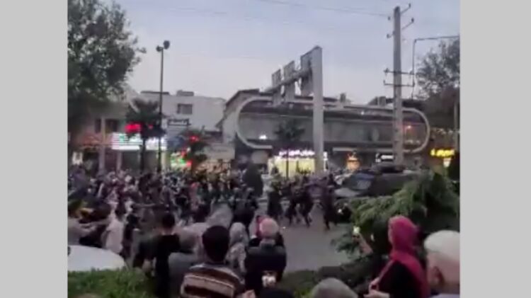 В Иране продолжаются стычки протестующих и силовиков. Скриншот видео