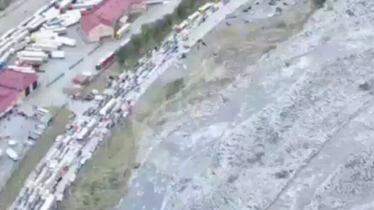 Очередь из желающих выехать из РФ в Грузию. Скриншот из видео