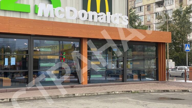Макдоналдсы начали обслуживать клиентов в залах. Фото: "Страна"