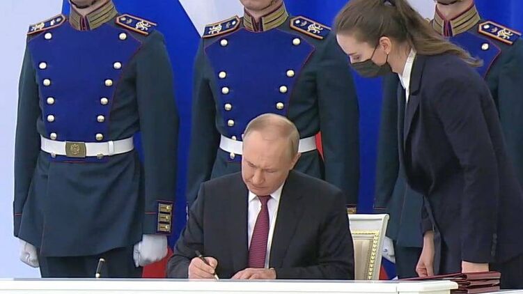 Путин подписывает "договоры". Скриншот