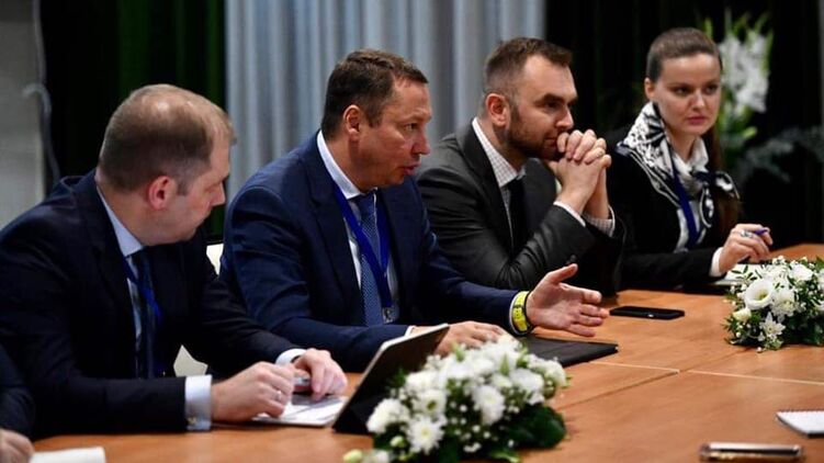 Шевченко (второй слева) считает, что на него давят политически. Фото: facebook.com/KyryloShevchenkoCEO
