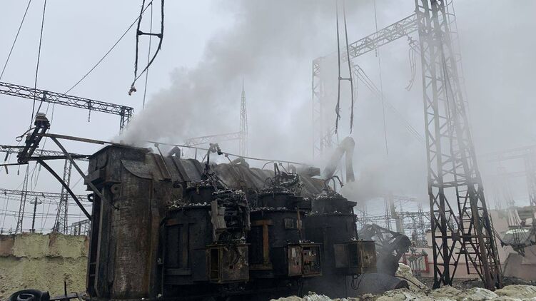 Последствия попадания в трансформатор на западе Украины. Фото: Telegram/"Укрэнерго"