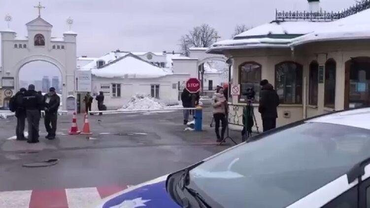 СБУ с утра проводит обыски в Лавре. Скриншот из видео